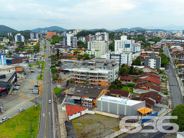 APARTAMENTO COM SUÍTE + DORMITÓRIO NO BAIRRO SANTO ANTÔNIO
Descubra o equilíbrio perfeito entre conforto e estilo neste encantador apartamento no bairro Santo Antônio. Com 65m² de área privativa, este imóvel é um verdadeiro refúgio urbano, oferecendo 2 dormitórios aconchegantes, incluindo uma suíte, sala de estar e jantar integradas, cozinha prática, sacada e um banheiro social.
A vida aqui é facilitada com uma vaga de garagem coberta, garantindo segurança e comodidade para o seu dia a dia. A sacada é um convite para momentos de relaxamento e contemplação, perfeita para desfrutar de um café pela manhã ou um livro ao entardecer.
Localizado no coração do bairro Santo Antônio, este apartamento está cercado por uma infraestrutura completa. Escolas, universidades, supermercados, shopping centers, farmácias, academias e uma variedade de lojas e comércios estão a poucos passos de distância, tornando sua rotina mais prática e agradável.
Na 636 Negócios Imobiliários, estamos comprometidos em ajudá-lo a encontrar o imóvel ideal. Para mais informações e agendar uma visita, entre em contato conosco pelo telefone (47) 3451-0636 ou WhatsApp (47) 99190-0636.
Este e outros milhares de imóveis no site: i636.com.br