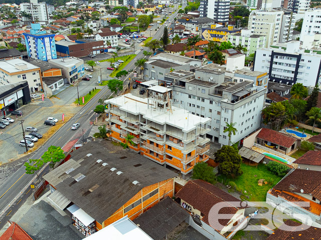 APARTAMENTO COM SUÍTE + DORMITÓRIO NO BAIRRO SANTO ANTÔNIO
Descubra o equilíbrio perfeito entre conforto e estilo neste encantador apartamento no bairro Santo Antônio. Com 65m² de área privativa, este imóvel é um verdadeiro refúgio urbano, oferecendo 2 dormitórios aconchegantes, incluindo uma suíte, sala de estar e jantar integradas, cozinha prática, sacada e um banheiro social.
A vida aqui é facilitada com uma vaga de garagem coberta, garantindo segurança e comodidade para o seu dia a dia. A sacada é um convite para momentos de relaxamento e contemplação, perfeita para desfrutar de um café pela manhã ou um livro ao entardecer.
Localizado no coração do bairro Santo Antônio, este apartamento está cercado por uma infraestrutura completa. Escolas, universidades, supermercados, shopping centers, farmácias, academias e uma variedade de lojas e comércios estão a poucos passos de distância, tornando sua rotina mais prática e agradável.
Na 636 Negócios Imobiliários, estamos comprometidos em ajudá-lo a encontrar o imóvel ideal. Para mais informações e agendar uma visita, entre em contato conosco pelo telefone (47) 3451-0636 ou WhatsApp (47) 99190-0636.
Este e outros milhares de imóveis no site: i636.com.br