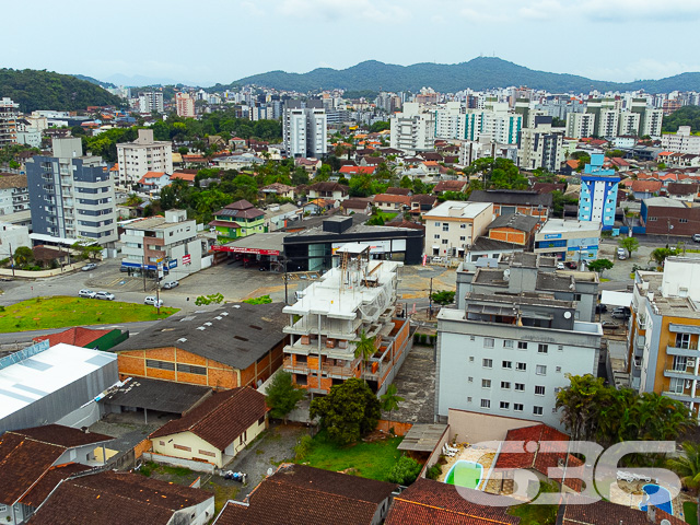 APARTAMENTO COM SUÍTE + DORMITÓRIO NO BAIRRO SANTO ANTÔNIO
Descubra o equilíbrio perfeito entre conforto e estilo neste encantador apartamento no bairro Santo Antônio. Com 65m² de área privativa, este imóvel é um verdadeiro refúgio urbano, oferecendo 2 dormitórios aconchegantes, incluindo uma suíte, sala de estar e jantar integradas, cozinha prática, sacada e um banheiro social.
A vida aqui é facilitada com uma vaga de garagem coberta, garantindo segurança e comodidade para o seu dia a dia. A sacada é um convite para momentos de relaxamento e contemplação, perfeita para desfrutar de um café pela manhã ou um livro ao entardecer.
Localizado no coração do bairro Santo Antônio, este apartamento está cercado por uma infraestrutura completa. Escolas, universidades, supermercados, shopping centers, farmácias, academias e uma variedade de lojas e comércios estão a poucos passos de distância, tornando sua rotina mais prática e agradável.
Na 636 Negócios Imobiliários, estamos comprometidos em ajudá-lo a encontrar o imóvel ideal. Para mais informações e agendar uma visita, entre em contato conosco pelo telefone (47) 3451-0636 ou WhatsApp (47) 99190-0636.
Este e outros milhares de imóveis no site: i636.com.br
