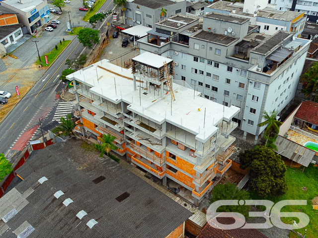APARTAMENTO COM SUÍTE + DORMITÓRIO NO BAIRRO SANTO ANTÔNIO
Descubra o equilíbrio perfeito entre conforto e estilo neste encantador apartamento no bairro Santo Antônio. Com 65m² de área privativa, este imóvel é um verdadeiro refúgio urbano, oferecendo 2 dormitórios aconchegantes, incluindo uma suíte, sala de estar e jantar integradas, cozinha prática, sacada e um banheiro social.
A vida aqui é facilitada com uma vaga de garagem coberta, garantindo segurança e comodidade para o seu dia a dia. A sacada é um convite para momentos de relaxamento e contemplação, perfeita para desfrutar de um café pela manhã ou um livro ao entardecer.
Localizado no coração do bairro Santo Antônio, este apartamento está cercado por uma infraestrutura completa. Escolas, universidades, supermercados, shopping centers, farmácias, academias e uma variedade de lojas e comércios estão a poucos passos de distância, tornando sua rotina mais prática e agradável.
Na 636 Negócios Imobiliários, estamos comprometidos em ajudá-lo a encontrar o imóvel ideal. Para mais informações e agendar uma visita, entre em contato conosco pelo telefone (47) 3451-0636 ou WhatsApp (47) 99190-0636.
Este e outros milhares de imóveis no site: i636.com.br
