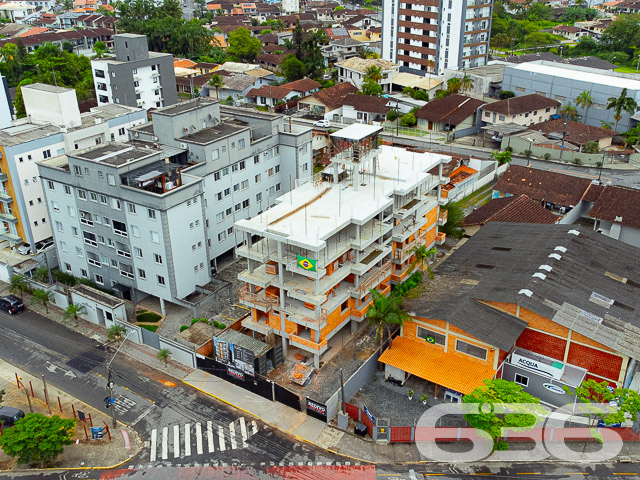 APARTAMENTO COM SUÍTE + DORMITÓRIO NO BAIRRO SANTO ANTÔNIO
Descubra o equilíbrio perfeito entre conforto e estilo neste encantador apartamento no bairro Santo Antônio. Com 65m² de área privativa, este imóvel é um verdadeiro refúgio urbano, oferecendo 2 dormitórios aconchegantes, incluindo uma suíte, sala de estar e jantar integradas, cozinha prática, sacada e um banheiro social.
A vida aqui é facilitada com uma vaga de garagem coberta, garantindo segurança e comodidade para o seu dia a dia. A sacada é um convite para momentos de relaxamento e contemplação, perfeita para desfrutar de um café pela manhã ou um livro ao entardecer.
Localizado no coração do bairro Santo Antônio, este apartamento está cercado por uma infraestrutura completa. Escolas, universidades, supermercados, shopping centers, farmácias, academias e uma variedade de lojas e comércios estão a poucos passos de distância, tornando sua rotina mais prática e agradável.
Na 636 Negócios Imobiliários, estamos comprometidos em ajudá-lo a encontrar o imóvel ideal. Para mais informações e agendar uma visita, entre em contato conosco pelo telefone (47) 3451-0636 ou WhatsApp (47) 99190-0636.
Este e outros milhares de imóveis no site: i636.com.br