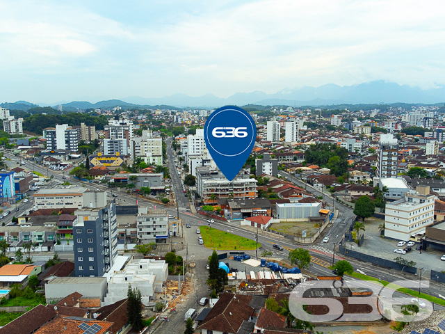 APARTAMENTO COM SUÍTE + DORMITÓRIO NO BAIRRO SANTO ANTÔNIO
Descubra o equilíbrio perfeito entre conforto e estilo neste encantador apartamento no bairro Santo Antônio. Com 65m² de área privativa, este imóvel é um verdadeiro refúgio urbano, oferecendo 2 dormitórios aconchegantes, incluindo uma suíte, sala de estar e jantar integradas, cozinha prática, sacada e um banheiro social.
A vida aqui é facilitada com uma vaga de garagem coberta, garantindo segurança e comodidade para o seu dia a dia. A sacada é um convite para momentos de relaxamento e contemplação, perfeita para desfrutar de um café pela manhã ou um livro ao entardecer.
Localizado no coração do bairro Santo Antônio, este apartamento está cercado por uma infraestrutura completa. Escolas, universidades, supermercados, shopping centers, farmácias, academias e uma variedade de lojas e comércios estão a poucos passos de distância, tornando sua rotina mais prática e agradável.
Na 636 Negócios Imobiliários, estamos comprometidos em ajudá-lo a encontrar o imóvel ideal. Para mais informações e agendar uma visita, entre em contato conosco pelo telefone (47) 3451-0636 ou WhatsApp (47) 99190-0636.
Este e outros milhares de imóveis no site: i636.com.br