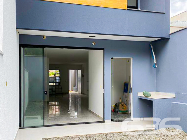 AMPLO SOBRADO COM SUÍTE + 2 QUARTOS NO BAIRRO FLORESTA
ESTUDA PERMUTA
Este é um sobrado de alto padrão com 138m² privativos e abertura de 4,25 metros, tendo cômodos e ambientes estilosos, amplos e confortáveis.
Além de seu design completamente moderno, sua composição dispõe de 3 dormitórios (sendo uma ótima suíte), 2 banheiros, sala de estar e sala de jantar, cozinha, área de serviço, sacada e vaga de garagem para 2 carros.
Possui espaço nos fundos para você utilizar como área de lazer ou de festas!
Está situado em excelente localização no bairro Floresta, próximo de todas as comodidades necessárias para o dia a dia.
Fale com um de nossos corretores e saiba mais sobre esse excelente imóvel.
Telefone: (47) 3451-0636
WhatsApp: (47) 99190-0636
Imobiliária 636.