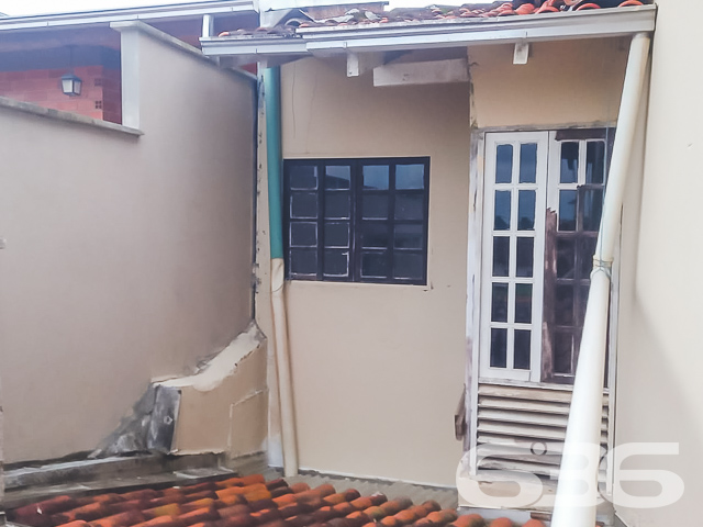 INVISTA EM ALUGUÉIS NO BAIRRO JOÃO COSTA - ESTUDA PERMUTA
Se você procura por um lugar para comprar e investir, essa é uma ótima oportunidade!
Este imóvel dispõe de 4 aluguéis separados, sendo um sobrado (térreo e primeiro piso separados) e duas quitinetes na frente da casa.
Excelente retorno mensal sobre o percentual investido!!!
Está situado próximo ao transporte público, mercados, escolas, CEIs, lojas e comércios em geral.
Fale com um de nossos corretores e saiba mais sobre esse oportuno imóvel!
Telefone: (47) 3451-0636
WhatsApp: (47) 99190-0636
Imobiliária 636.