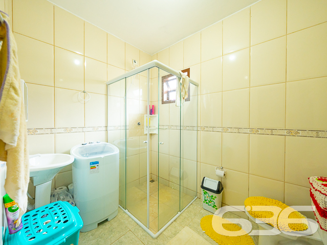 IMÓVEL COM 3 QUARTOS NO BAIRRO PARANAGUAMIRIM - ESTUDA PERMUTA

Esta é uma casa muito bem construída em alvenaria com laje, tendo suas aberturas e cobertura toda em madeira de lei (peroba) - uma madeira nobre, muito resistente e apresenta um acabamento fino. São 110m² de área construída sobre um amplo terreno com 360m², sendo 12 metros de frente por 30 metros nas laterais.

Sua composição dispõe de 3 dormitórios confortáveis, 2 banheiros, 2 despensas, sala de estar e sala de jantar, cozinha, área de serviço e garagem para 2 carros. Ainda conta com uma pequena área comercial construída na frente do imóvel, além de um amplo espaço nos fundos e pergolado para área de festas - ideal para aqueles momentos com a família e os amigos.

O imóvel com cores vibrantes é totalmente murado e com portão fechado, contando com ambientes arejados e bem iluminados. Está situado em ótima localização, próximo de ponto de ônibus, supermercados, verdureira, posto de saúde, restaurantes, lojas e comércios em geral.

Conheça pessoalmente cada detalhe dessa linda residência! Fale com um de nossos corretores agora mesmo!

Saiba mais:
Telefone: (47) 3451-0636
WhatsApp: (47) 99190-0636

Imobiliária 636.