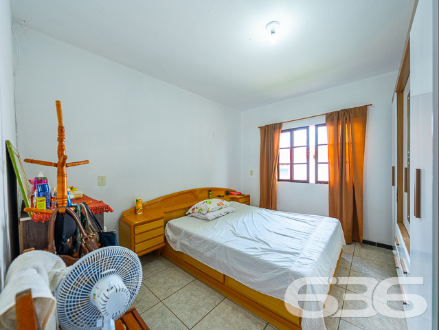 IMÓVEL COM 3 QUARTOS NO BAIRRO PARANAGUAMIRIM - ESTUDA PERMUTA

Esta é uma casa muito bem construída em alvenaria com laje, tendo suas aberturas e cobertura toda em madeira de lei (peroba) - uma madeira nobre, muito resistente e apresenta um acabamento fino. São 110m² de área construída sobre um amplo terreno com 360m², sendo 12 metros de frente por 30 metros nas laterais.

Sua composição dispõe de 3 dormitórios confortáveis, 2 banheiros, 2 despensas, sala de estar e sala de jantar, cozinha, área de serviço e garagem para 2 carros. Ainda conta com uma pequena área comercial construída na frente do imóvel, além de um amplo espaço nos fundos e pergolado para área de festas - ideal para aqueles momentos com a família e os amigos.

O imóvel com cores vibrantes é totalmente murado e com portão fechado, contando com ambientes arejados e bem iluminados. Está situado em ótima localização, próximo de ponto de ônibus, supermercados, verdureira, posto de saúde, restaurantes, lojas e comércios em geral.

Conheça pessoalmente cada detalhe dessa linda residência! Fale com um de nossos corretores agora mesmo!

Saiba mais:
Telefone: (47) 3451-0636
WhatsApp: (47) 99190-0636

Imobiliária 636.
