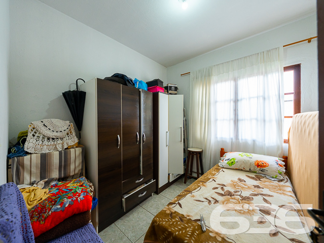 IMÓVEL COM 3 QUARTOS NO BAIRRO PARANAGUAMIRIM - ESTUDA PERMUTA

Esta é uma casa muito bem construída em alvenaria com laje, tendo suas aberturas e cobertura toda em madeira de lei (peroba) - uma madeira nobre, muito resistente e apresenta um acabamento fino. São 110m² de área construída sobre um amplo terreno com 360m², sendo 12 metros de frente por 30 metros nas laterais.

Sua composição dispõe de 3 dormitórios confortáveis, 2 banheiros, 2 despensas, sala de estar e sala de jantar, cozinha, área de serviço e garagem para 2 carros. Ainda conta com uma pequena área comercial construída na frente do imóvel, além de um amplo espaço nos fundos e pergolado para área de festas - ideal para aqueles momentos com a família e os amigos.

O imóvel com cores vibrantes é totalmente murado e com portão fechado, contando com ambientes arejados e bem iluminados. Está situado em ótima localização, próximo de ponto de ônibus, supermercados, verdureira, posto de saúde, restaurantes, lojas e comércios em geral.

Conheça pessoalmente cada detalhe dessa linda residência! Fale com um de nossos corretores agora mesmo!

Saiba mais:
Telefone: (47) 3451-0636
WhatsApp: (47) 99190-0636

Imobiliária 636.