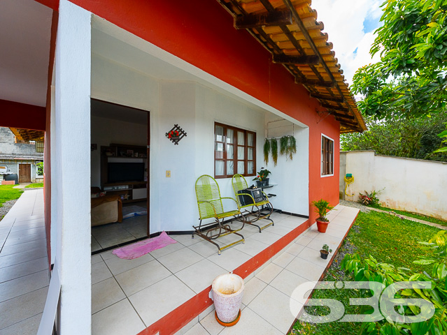 IMÓVEL COM 3 QUARTOS NO BAIRRO PARANAGUAMIRIM - ESTUDA PERMUTA

Esta é uma casa muito bem construída em alvenaria com laje, tendo suas aberturas e cobertura toda em madeira de lei (peroba) - uma madeira nobre, muito resistente e apresenta um acabamento fino. São 110m² de área construída sobre um amplo terreno com 360m², sendo 12 metros de frente por 30 metros nas laterais.

Sua composição dispõe de 3 dormitórios confortáveis, 2 banheiros, 2 despensas, sala de estar e sala de jantar, cozinha, área de serviço e garagem para 2 carros. Ainda conta com uma pequena área comercial construída na frente do imóvel, além de um amplo espaço nos fundos e pergolado para área de festas - ideal para aqueles momentos com a família e os amigos.

O imóvel com cores vibrantes é totalmente murado e com portão fechado, contando com ambientes arejados e bem iluminados. Está situado em ótima localização, próximo de ponto de ônibus, supermercados, verdureira, posto de saúde, restaurantes, lojas e comércios em geral.

Conheça pessoalmente cada detalhe dessa linda residência! Fale com um de nossos corretores agora mesmo!

Saiba mais:
Telefone: (47) 3451-0636
WhatsApp: (47) 99190-0636

Imobiliária 636.