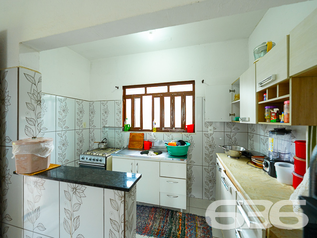 IMÓVEL COM 3 QUARTOS NO BAIRRO PARANAGUAMIRIM - ESTUDA PERMUTA

Esta é uma casa muito bem construída em alvenaria com laje, tendo suas aberturas e cobertura toda em madeira de lei (peroba) - uma madeira nobre, muito resistente e apresenta um acabamento fino. São 110m² de área construída sobre um amplo terreno com 360m², sendo 12 metros de frente por 30 metros nas laterais.

Sua composição dispõe de 3 dormitórios confortáveis, 2 banheiros, 2 despensas, sala de estar e sala de jantar, cozinha, área de serviço e garagem para 2 carros. Ainda conta com uma pequena área comercial construída na frente do imóvel, além de um amplo espaço nos fundos e pergolado para área de festas - ideal para aqueles momentos com a família e os amigos.

O imóvel com cores vibrantes é totalmente murado e com portão fechado, contando com ambientes arejados e bem iluminados. Está situado em ótima localização, próximo de ponto de ônibus, supermercados, verdureira, posto de saúde, restaurantes, lojas e comércios em geral.

Conheça pessoalmente cada detalhe dessa linda residência! Fale com um de nossos corretores agora mesmo!

Saiba mais:
Telefone: (47) 3451-0636
WhatsApp: (47) 99190-0636

Imobiliária 636.