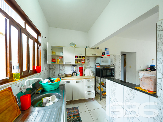 IMÓVEL COM 3 QUARTOS NO BAIRRO PARANAGUAMIRIM - ESTUDA PERMUTA

Esta é uma casa muito bem construída em alvenaria com laje, tendo suas aberturas e cobertura toda em madeira de lei (peroba) - uma madeira nobre, muito resistente e apresenta um acabamento fino. São 110m² de área construída sobre um amplo terreno com 360m², sendo 12 metros de frente por 30 metros nas laterais.

Sua composição dispõe de 3 dormitórios confortáveis, 2 banheiros, 2 despensas, sala de estar e sala de jantar, cozinha, área de serviço e garagem para 2 carros. Ainda conta com uma pequena área comercial construída na frente do imóvel, além de um amplo espaço nos fundos e pergolado para área de festas - ideal para aqueles momentos com a família e os amigos.

O imóvel com cores vibrantes é totalmente murado e com portão fechado, contando com ambientes arejados e bem iluminados. Está situado em ótima localização, próximo de ponto de ônibus, supermercados, verdureira, posto de saúde, restaurantes, lojas e comércios em geral.

Conheça pessoalmente cada detalhe dessa linda residência! Fale com um de nossos corretores agora mesmo!

Saiba mais:
Telefone: (47) 3451-0636
WhatsApp: (47) 99190-0636

Imobiliária 636.