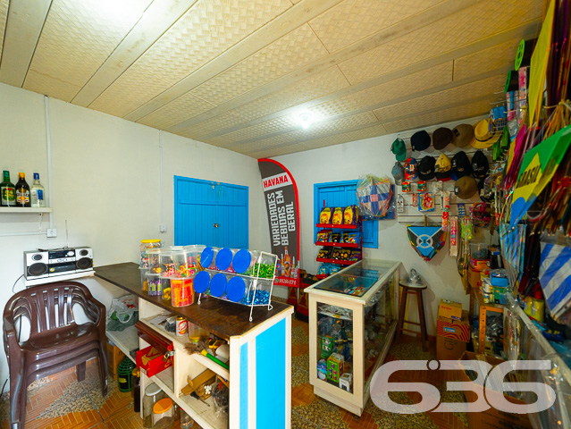 IMÓVEL COM 3 QUARTOS NO BAIRRO PARANAGUAMIRIM - ESTUDA PERMUTA

Esta é uma casa muito bem construída em alvenaria com laje, tendo suas aberturas e cobertura toda em madeira de lei (peroba) - uma madeira nobre, muito resistente e apresenta um acabamento fino. São 110m² de área construída sobre um amplo terreno com 360m², sendo 12 metros de frente por 30 metros nas laterais.

Sua composição dispõe de 3 dormitórios confortáveis, 2 banheiros, 2 despensas, sala de estar e sala de jantar, cozinha, área de serviço e garagem para 2 carros. Ainda conta com uma pequena área comercial construída na frente do imóvel, além de um amplo espaço nos fundos e pergolado para área de festas - ideal para aqueles momentos com a família e os amigos.

O imóvel com cores vibrantes é totalmente murado e com portão fechado, contando com ambientes arejados e bem iluminados. Está situado em ótima localização, próximo de ponto de ônibus, supermercados, verdureira, posto de saúde, restaurantes, lojas e comércios em geral.

Conheça pessoalmente cada detalhe dessa linda residência! Fale com um de nossos corretores agora mesmo!

Saiba mais:
Telefone: (47) 3451-0636
WhatsApp: (47) 99190-0636

Imobiliária 636.