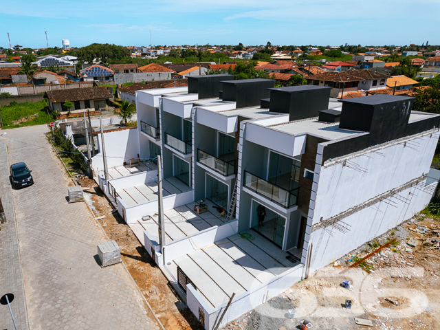 Sobrado com 1 suíte + 2 dormitórios no bairro Costeira, Balneário Barra do Sul, a poucos passos da lagoa.
Este é um imóvel excelente com 107m² de área privativa, projetado com cômodos amplos, confortáveis e modernos. Seu layout proporciona estilo, iluminação e ventilação natural.
O sobrado conta com 3 quartos muito aconchegantes, incluindo uma bela suíte, além de sacada, sala de estar, copa e cozinha integradas, banheiro social, lavabo, área de serviço e uma vaga de garagem.
Localizado em uma excelente região no bairro Costeira, está a poucos passos da lagoa e próximo de todas as comodidades necessárias para o dia a dia.
Não perca essa oportunidade! Venha viver momentos incríveis aqui.
Entre em contato conosco para saber mais:
Telefone: (47) 3448-3636
WhatsApp: (47) 99190-0636
Imobiliária 636