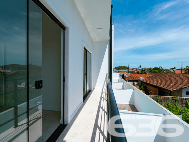 Sobrado com 1 suíte + 2 dormitórios no bairro Costeira, Balneário Barra do Sul, a poucos passos da lagoa.
Este é um imóvel excelente com 107m² de área privativa, projetado com cômodos amplos, confortáveis e modernos. Seu layout proporciona estilo, iluminação e ventilação natural.
O sobrado conta com 3 quartos muito aconchegantes, incluindo uma bela suíte, além de sacada, sala de estar, copa e cozinha integradas, banheiro social, lavabo, área de serviço e uma vaga de garagem.
Localizado em uma excelente região no bairro Costeira, está a poucos passos da lagoa e próximo de todas as comodidades necessárias para o dia a dia.
Não perca essa oportunidade! Venha viver momentos incríveis aqui.
Entre em contato conosco para saber mais:
Telefone: (47) 3448-3636
WhatsApp: (47) 99190-0636
Imobiliária 636