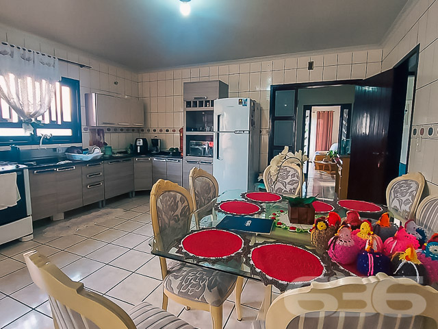 PRIMEIRA RESIDÊNCIA COM 4 QUARTOS 
SEGUNDA RESIDÊNCIA COM 2 QUARTOS, IMÓVEL NO BAIRRO FLORESTA 
ESTUDA PERMUTA (2 APARTAMENTOS DE PREFERÊNCIA) 

Este é um ótimo imóvel com 320m² de área construída sobre um incrível terreno de 871m², sendo 13 metros de frente por 67 metros em ambos os lados, com aclive suave e sem chances de alagamento. Está situado em excelente localização, próximo de todos os pontos comerciais e serviços de suma importância diária.

O sobrado conta com cômodos amplos e bem divididos, sendo 4 dormitórios confortáveis, 2 banheiros sociais, sala de estar, sala de jantar conjugada com a cozinha, sala íntima, área de serviço, varanda com um vista espetacular e 2 vagas de garagem espaçosas.

A segunda casa (feita de madeira) possui 2 dormitórios, um banheiro social e outro para terminar. O amplo terreno com vagas para 10 carros ainda dispõe de espaço para mais uma casa.

Conta com áreas de festas para desfrutar de bons momentos ao lado de familiares e amigos, possuindo um belo jardim embelezando o local e cercado pela segurança de obter cerca elétrica, grades, muros altos e portão eletrônico.

Fale conosco e saiba mais:
Telefone: (47) 3451-0636
WhatsApp: (47) 99190-0636