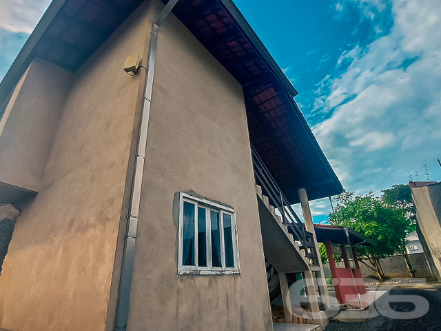 PRIMEIRA RESIDÊNCIA COM 4 QUARTOS 
SEGUNDA RESIDÊNCIA COM 2 QUARTOS, IMÓVEL NO BAIRRO FLORESTA 
ESTUDA PERMUTA (2 APARTAMENTOS DE PREFERÊNCIA) 

Este é um ótimo imóvel com 320m² de área construída sobre um incrível terreno de 871m², sendo 13 metros de frente por 67 metros em ambos os lados, com aclive suave e sem chances de alagamento. Está situado em excelente localização, próximo de todos os pontos comerciais e serviços de suma importância diária.

O sobrado conta com cômodos amplos e bem divididos, sendo 4 dormitórios confortáveis, 2 banheiros sociais, sala de estar, sala de jantar conjugada com a cozinha, sala íntima, área de serviço, varanda com um vista espetacular e 2 vagas de garagem espaçosas.

A segunda casa (feita de madeira) possui 2 dormitórios, um banheiro social e outro para terminar. O amplo terreno com vagas para 10 carros ainda dispõe de espaço para mais uma casa.

Conta com áreas de festas para desfrutar de bons momentos ao lado de familiares e amigos, possuindo um belo jardim embelezando o local e cercado pela segurança de obter cerca elétrica, grades, muros altos e portão eletrônico.

Fale conosco e saiba mais:
Telefone: (47) 3451-0636
WhatsApp: (47) 99190-0636