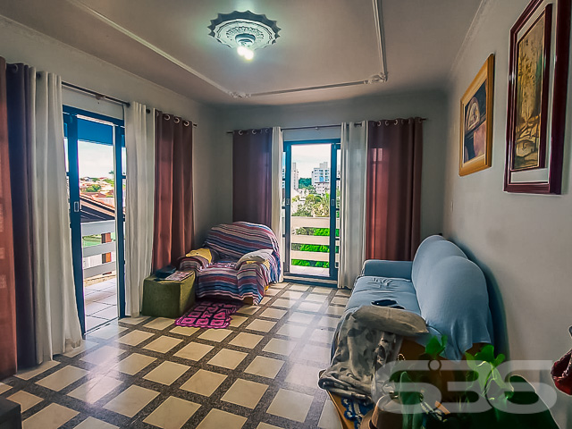 PRIMEIRA RESIDÊNCIA COM 4 QUARTOS 
SEGUNDA RESIDÊNCIA COM 2 QUARTOS, IMÓVEL NO BAIRRO FLORESTA 
ESTUDA PERMUTA (2 APARTAMENTOS DE PREFERÊNCIA) 

Este é um ótimo imóvel com 320m² de área construída sobre um incrível terreno de 871m², sendo 13 metros de frente por 67 metros em ambos os lados, com aclive suave e sem chances de alagamento. Está situado em excelente localização, próximo de todos os pontos comerciais e serviços de suma importância diária.

O sobrado conta com cômodos amplos e bem divididos, sendo 4 dormitórios confortáveis, 2 banheiros sociais, sala de estar, sala de jantar conjugada com a cozinha, sala íntima, área de serviço, varanda com um vista espetacular e 2 vagas de garagem espaçosas.

A segunda casa (feita de madeira) possui 2 dormitórios, um banheiro social e outro para terminar. O amplo terreno com vagas para 10 carros ainda dispõe de espaço para mais uma casa.

Conta com áreas de festas para desfrutar de bons momentos ao lado de familiares e amigos, possuindo um belo jardim embelezando o local e cercado pela segurança de obter cerca elétrica, grades, muros altos e portão eletrônico.

Fale conosco e saiba mais:
Telefone: (47) 3451-0636
WhatsApp: (47) 99190-0636