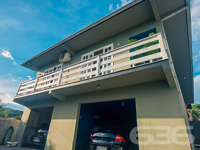 PRIMEIRA RESIDÊNCIA COM 4 QUARTOS 
SEGUNDA RESIDÊNCIA COM 2 QUARTOS, IMÓVEL NO BAIRRO FLORESTA 
ESTUDA PERMUTA (2 APARTAMENTOS DE PREFERÊNCIA) 

Este é um ótimo imóvel com 320m² de área construída sobre um incrível terreno de 871m², sendo 13 metros de frente por 67 metros em ambos os lados, com aclive suave e sem chances de alagamento. Está situado em excelente localização, próximo de todos os pontos comerciais e serviços de suma importância diária.

O sobrado conta com cômodos amplos e bem divididos, sendo 4 dormitórios confortáveis, 2 banheiros sociais, sala de estar, sala de jantar conjugada com a cozinha, sala íntima, área de serviço, varanda com um vista espetacular e 2 vagas de garagem espaçosas.

A segunda casa (feita de madeira) possui 2 dormitórios, um banheiro social e outro para terminar. O amplo terreno com vagas para 10 carros ainda dispõe de espaço para mais uma casa.

Conta com áreas de festas para desfrutar de bons momentos ao lado de familiares e amigos, possuindo um belo jardim embelezando o local e cercado pela segurança de obter cerca elétrica, grades, muros altos e portão eletrônico.

Fale conosco e saiba mais:
Telefone: (47) 3451-0636
WhatsApp: (47) 99190-0636