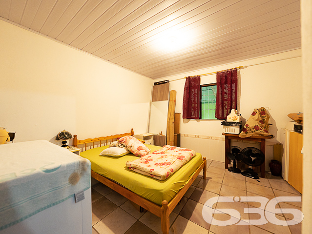 INVISTA NO BAIRRO JOÃO COSTA - ESTUDA PERMUTA
Este terreno com 360m² de área total, sendo 12 metros de frente por 30 metros em ambos os lados, conta com duas casas totalizando 133m² de área construída, situado no bairro João Costa, em Joinville, próximo de terminal de ônibus, supermercados, agências bancárias, escolas, lojas e serviços em geral.
A casa da frente dispõe de 3 dormitórios confortáveis (sendo uma suíte), sala de estar, cozinha, banheiro social, lavanderia e garagem coberta para 2 carros.
A segunda casa conta com uma suíte + 2 quartos, banheiro social, lavanderia, fogão a lenha com forno e churrasqueira e garagem coberta para um veículo.
Agende sua visita agora mesmo e saiba mais sobre esse oportuno imóvel!
Fale conosco:
Telefone: (47) 3451-0636
WhatsApp: (47) 99190-0636
Imobiliária 636.