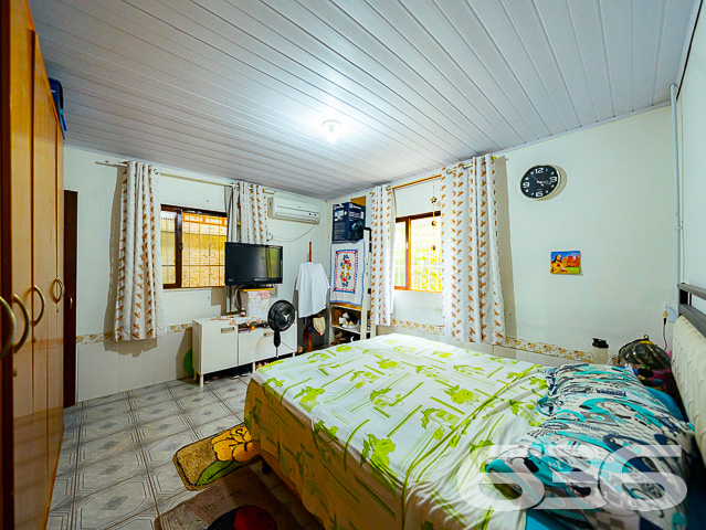 INVISTA NO BAIRRO JOÃO COSTA - ESTUDA PERMUTA
Este terreno com 360m² de área total, sendo 12 metros de frente por 30 metros em ambos os lados, conta com duas casas totalizando 133m² de área construída, situado no bairro João Costa, em Joinville, próximo de terminal de ônibus, supermercados, agências bancárias, escolas, lojas e serviços em geral.
A casa da frente dispõe de 3 dormitórios confortáveis (sendo uma suíte), sala de estar, cozinha, banheiro social, lavanderia e garagem coberta para 2 carros.
A segunda casa conta com uma suíte + 2 quartos, banheiro social, lavanderia, fogão a lenha com forno e churrasqueira e garagem coberta para um veículo.
Agende sua visita agora mesmo e saiba mais sobre esse oportuno imóvel!
Fale conosco:
Telefone: (47) 3451-0636
WhatsApp: (47) 99190-0636
Imobiliária 636.