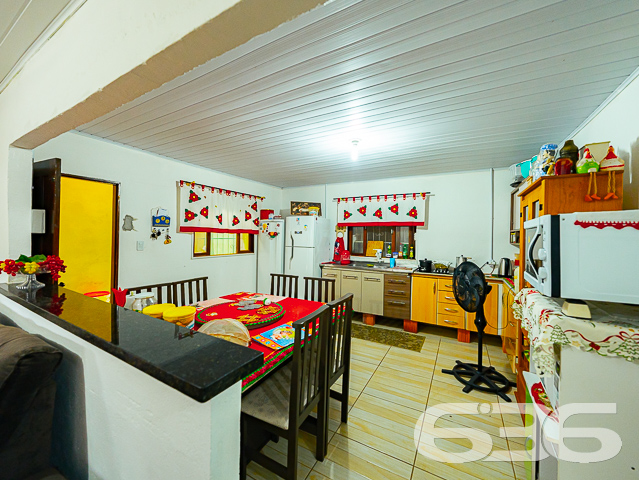 INVISTA NO BAIRRO JOÃO COSTA - ESTUDA PERMUTA
Este terreno com 360m² de área total, sendo 12 metros de frente por 30 metros em ambos os lados, conta com duas casas totalizando 133m² de área construída, situado no bairro João Costa, em Joinville, próximo de terminal de ônibus, supermercados, agências bancárias, escolas, lojas e serviços em geral.
A casa da frente dispõe de 3 dormitórios confortáveis (sendo uma suíte), sala de estar, cozinha, banheiro social, lavanderia e garagem coberta para 2 carros.
A segunda casa conta com uma suíte + 2 quartos, banheiro social, lavanderia, fogão a lenha com forno e churrasqueira e garagem coberta para um veículo.
Agende sua visita agora mesmo e saiba mais sobre esse oportuno imóvel!
Fale conosco:
Telefone: (47) 3451-0636
WhatsApp: (47) 99190-0636
Imobiliária 636.