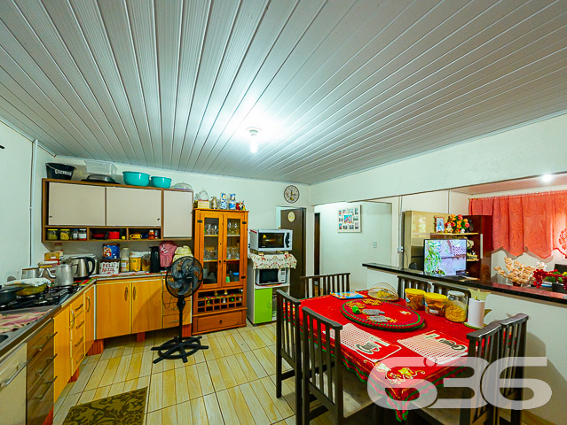 INVISTA NO BAIRRO JOÃO COSTA - ESTUDA PERMUTA
Este terreno com 360m² de área total, sendo 12 metros de frente por 30 metros em ambos os lados, conta com duas casas totalizando 133m² de área construída, situado no bairro João Costa, em Joinville, próximo de terminal de ônibus, supermercados, agências bancárias, escolas, lojas e serviços em geral.
A casa da frente dispõe de 3 dormitórios confortáveis (sendo uma suíte), sala de estar, cozinha, banheiro social, lavanderia e garagem coberta para 2 carros.
A segunda casa conta com uma suíte + 2 quartos, banheiro social, lavanderia, fogão a lenha com forno e churrasqueira e garagem coberta para um veículo.
Agende sua visita agora mesmo e saiba mais sobre esse oportuno imóvel!
Fale conosco:
Telefone: (47) 3451-0636
WhatsApp: (47) 99190-0636
Imobiliária 636.
