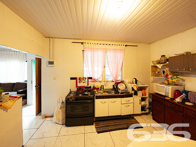 INVISTA NO BAIRRO JOÃO COSTA - ESTUDA PERMUTA
Este terreno com 360m² de área total, sendo 12 metros de frente por 30 metros em ambos os lados, conta com duas casas totalizando 133m² de área construída, situado no bairro João Costa, em Joinville, próximo de terminal de ônibus, supermercados, agências bancárias, escolas, lojas e serviços em geral.
A casa da frente dispõe de 3 dormitórios confortáveis (sendo uma suíte), sala de estar, cozinha, banheiro social, lavanderia e garagem coberta para 2 carros.
A segunda casa conta com uma suíte + 2 quartos, banheiro social, lavanderia, fogão a lenha com forno e churrasqueira e garagem coberta para um veículo.
Agende sua visita agora mesmo e saiba mais sobre esse oportuno imóvel!
Fale conosco:
Telefone: (47) 3451-0636
WhatsApp: (47) 99190-0636
Imobiliária 636.