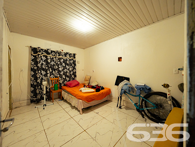 INVISTA NO BAIRRO JOÃO COSTA - ESTUDA PERMUTA
Este terreno com 360m² de área total, sendo 12 metros de frente por 30 metros em ambos os lados, conta com duas casas totalizando 133m² de área construída, situado no bairro João Costa, em Joinville, próximo de terminal de ônibus, supermercados, agências bancárias, escolas, lojas e serviços em geral.
A casa da frente dispõe de 3 dormitórios confortáveis (sendo uma suíte), sala de estar, cozinha, banheiro social, lavanderia e garagem coberta para 2 carros.
A segunda casa conta com uma suíte + 2 quartos, banheiro social, lavanderia, fogão a lenha com forno e churrasqueira e garagem coberta para um veículo.
Agende sua visita agora mesmo e saiba mais sobre esse oportuno imóvel!
Fale conosco:
Telefone: (47) 3451-0636
WhatsApp: (47) 99190-0636
Imobiliária 636.