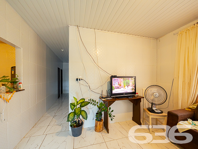 INVISTA NO BAIRRO JOÃO COSTA - ESTUDA PERMUTA
Este terreno com 360m² de área total, sendo 12 metros de frente por 30 metros em ambos os lados, conta com duas casas totalizando 133m² de área construída, situado no bairro João Costa, em Joinville, próximo de terminal de ônibus, supermercados, agências bancárias, escolas, lojas e serviços em geral.
A casa da frente dispõe de 3 dormitórios confortáveis (sendo uma suíte), sala de estar, cozinha, banheiro social, lavanderia e garagem coberta para 2 carros.
A segunda casa conta com uma suíte + 2 quartos, banheiro social, lavanderia, fogão a lenha com forno e churrasqueira e garagem coberta para um veículo.
Agende sua visita agora mesmo e saiba mais sobre esse oportuno imóvel!
Fale conosco:
Telefone: (47) 3451-0636
WhatsApp: (47) 99190-0636
Imobiliária 636.