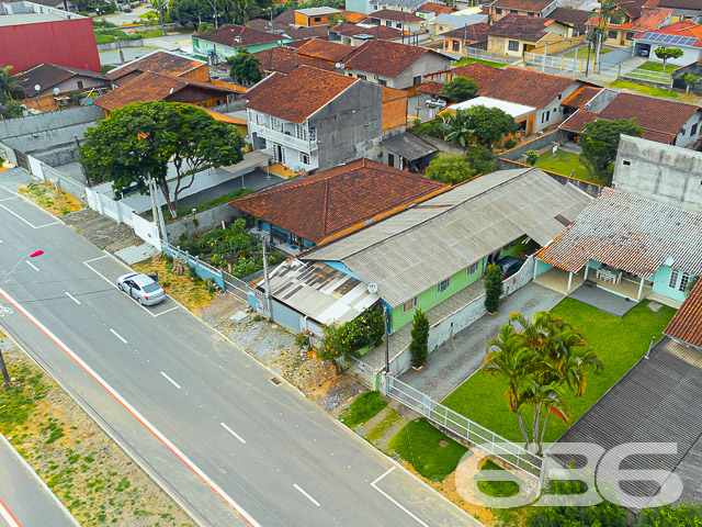 INVISTA NO BAIRRO JOÃO COSTA - ESTUDA PERMUTA
Este terreno com 360m² de área total, sendo 12 metros de frente por 30 metros em ambos os lados, conta com duas casas totalizando 133m² de área construída, situado no bairro João Costa, em Joinville, próximo de terminal de ônibus, supermercados, agências bancárias, escolas, lojas e serviços em geral.
A casa da frente dispõe de 3 dormitórios confortáveis (sendo uma suíte), sala de estar, cozinha, banheiro social, lavanderia e garagem coberta para 2 carros.
A segunda casa conta com uma suíte + 2 quartos, banheiro social, lavanderia, fogão a lenha com forno e churrasqueira e garagem coberta para um veículo.
Agende sua visita agora mesmo e saiba mais sobre esse oportuno imóvel!
Fale conosco:
Telefone: (47) 3451-0636
WhatsApp: (47) 99190-0636
Imobiliária 636.