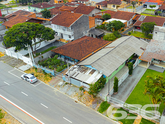 INVISTA NO BAIRRO JOÃO COSTA - ESTUDA PERMUTA
Este terreno com 360m² de área total, sendo 12 metros de frente por 30 metros em ambos os lados, conta com duas casas totalizando 133m² de área construída, situado no bairro João Costa, em Joinville, próximo de terminal de ônibus, supermercados, agências bancárias, escolas, lojas e serviços em geral.
A casa da frente dispõe de 3 dormitórios confortáveis (sendo uma suíte), sala de estar, cozinha, banheiro social, lavanderia e garagem coberta para 2 carros.
A segunda casa conta com uma suíte + 2 quartos, banheiro social, lavanderia, fogão a lenha com forno e churrasqueira e garagem coberta para um veículo.
Agende sua visita agora mesmo e saiba mais sobre esse oportuno imóvel!
Fale conosco:
Telefone: (47) 3451-0636
WhatsApp: (47) 99190-0636
Imobiliária 636.