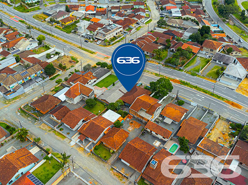 INVISTA NO BAIRRO JOÃO COSTA - ESTUDA PERMUTA
Este terreno com 360m² de área total, sendo 12 metros de frente por 30 metros em ambos os lados, conta com duas casas totalizando 133m² de área construída, situado no bairro João Costa, em Joinville, próximo de terminal de ônibus, supermercados, agências bancárias, escolas, lojas e serviços em geral.
A casa da frente dispõe de 3 dormitórios confortáveis (sendo uma suíte), sala de estar, cozinha, banheiro social, lavanderia e garagem coberta para 2 carros.
A segunda casa conta com uma suíte + 2 quartos, banheiro social, lavanderia, fogão a lenha com forno e churrasqueira e garagem coberta para um veículo.
Agende sua visita agora mesmo e saiba mais sobre esse oportuno imóvel!
Fale conosco:
Telefone: (47) 3451-0636
WhatsApp: (47) 99190-0636
Imobiliária 636.