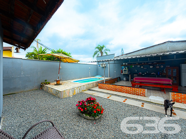 IMÓVEL RESIDENCIAL + GALPÃO + EDÍCULA NO BAIRRO VILA NOVA EM JOINVILLE - ESTUDA PERMUTA
Essa é uma super oportunidade para você! O terreno que faz frente para duas ruas possui 1.067,74m² de área total, situado em ótima localização no bairro Vila Nova - próximo ao terminal de ônibus, mercados, escolas, panificadoras, verdureiras, lojas comerciais e outras tantas comodidades ao redor.
A parte da frente conta com uma casa térrea de 126m² de área construída e garagem com 42m², tendo em sua composição 3 dormitórios confortáveis, banheiro social, cozinha, sala de estar, lavanderia + um espaço de 1,30 x 1,50 metros (que pode ser feito mais um banheiro).
A parte de trás conta com uma edícula de 5 x 10 metros (sendo uma ótima área de festas com churrasqueira) + piscina para aproveitar os dias de sol e calor + galpão de 10 x 10 metros + cobertura de 20 x 5 metros.
Esse é um imóvel que possui tudo e mais um pouco! Por isso, não perca essa grande chance de ter tudo aquilo que sonhou!
Agende sua visita com um de nossos corretores agora mesmo.
Fale conosco e saiba mais:
Telefone: (47) 3451-0636
WhatsApp: (47) 99190-0636
Imobiliária 636