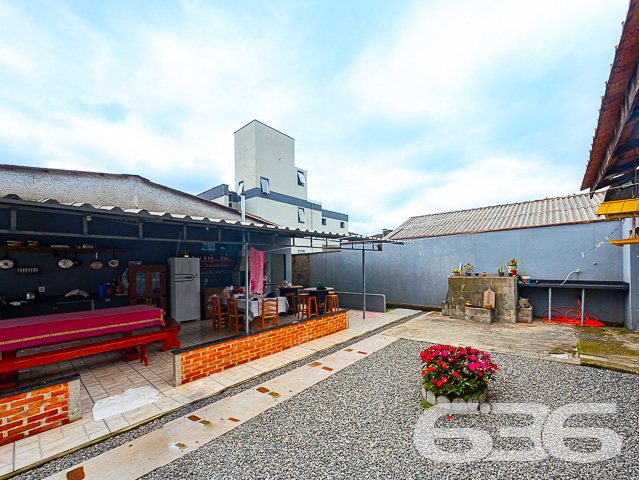 IMÓVEL RESIDENCIAL + GALPÃO + EDÍCULA NO BAIRRO VILA NOVA EM JOINVILLE - ESTUDA PERMUTA
Essa é uma super oportunidade para você! O terreno que faz frente para duas ruas possui 1.067,74m² de área total, situado em ótima localização no bairro Vila Nova - próximo ao terminal de ônibus, mercados, escolas, panificadoras, verdureiras, lojas comerciais e outras tantas comodidades ao redor.
A parte da frente conta com uma casa térrea de 126m² de área construída e garagem com 42m², tendo em sua composição 3 dormitórios confortáveis, banheiro social, cozinha, sala de estar, lavanderia + um espaço de 1,30 x 1,50 metros (que pode ser feito mais um banheiro).
A parte de trás conta com uma edícula de 5 x 10 metros (sendo uma ótima área de festas com churrasqueira) + piscina para aproveitar os dias de sol e calor + galpão de 10 x 10 metros + cobertura de 20 x 5 metros.
Esse é um imóvel que possui tudo e mais um pouco! Por isso, não perca essa grande chance de ter tudo aquilo que sonhou!
Agende sua visita com um de nossos corretores agora mesmo.
Fale conosco e saiba mais:
Telefone: (47) 3451-0636
WhatsApp: (47) 99190-0636
Imobiliária 636
