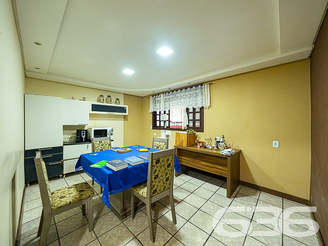 IMÓVEL RESIDENCIAL + GALPÃO + EDÍCULA NO BAIRRO VILA NOVA EM JOINVILLE - ESTUDA PERMUTA
Essa é uma super oportunidade para você! O terreno que faz frente para duas ruas possui 1.067,74m² de área total, situado em ótima localização no bairro Vila Nova - próximo ao terminal de ônibus, mercados, escolas, panificadoras, verdureiras, lojas comerciais e outras tantas comodidades ao redor.
A parte da frente conta com uma casa térrea de 126m² de área construída e garagem com 42m², tendo em sua composição 3 dormitórios confortáveis, banheiro social, cozinha, sala de estar, lavanderia + um espaço de 1,30 x 1,50 metros (que pode ser feito mais um banheiro).
A parte de trás conta com uma edícula de 5 x 10 metros (sendo uma ótima área de festas com churrasqueira) + piscina para aproveitar os dias de sol e calor + galpão de 10 x 10 metros + cobertura de 20 x 5 metros.
Esse é um imóvel que possui tudo e mais um pouco! Por isso, não perca essa grande chance de ter tudo aquilo que sonhou!
Agende sua visita com um de nossos corretores agora mesmo.
Fale conosco e saiba mais:
Telefone: (47) 3451-0636
WhatsApp: (47) 99190-0636
Imobiliária 636