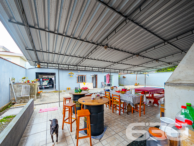 IMÓVEL RESIDENCIAL + GALPÃO + EDÍCULA NO BAIRRO VILA NOVA EM JOINVILLE - ESTUDA PERMUTA
Essa é uma super oportunidade para você! O terreno que faz frente para duas ruas possui 1.067,74m² de área total, situado em ótima localização no bairro Vila Nova - próximo ao terminal de ônibus, mercados, escolas, panificadoras, verdureiras, lojas comerciais e outras tantas comodidades ao redor.
A parte da frente conta com uma casa térrea de 126m² de área construída e garagem com 42m², tendo em sua composição 3 dormitórios confortáveis, banheiro social, cozinha, sala de estar, lavanderia + um espaço de 1,30 x 1,50 metros (que pode ser feito mais um banheiro).
A parte de trás conta com uma edícula de 5 x 10 metros (sendo uma ótima área de festas com churrasqueira) + piscina para aproveitar os dias de sol e calor + galpão de 10 x 10 metros + cobertura de 20 x 5 metros.
Esse é um imóvel que possui tudo e mais um pouco! Por isso, não perca essa grande chance de ter tudo aquilo que sonhou!
Agende sua visita com um de nossos corretores agora mesmo.
Fale conosco e saiba mais:
Telefone: (47) 3451-0636
WhatsApp: (47) 99190-0636
Imobiliária 636
