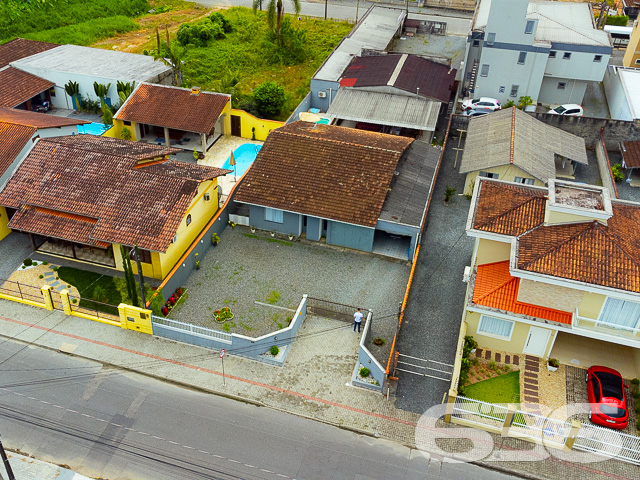 IMÓVEL RESIDENCIAL + GALPÃO + EDÍCULA NO BAIRRO VILA NOVA EM JOINVILLE - ESTUDA PERMUTA
Essa é uma super oportunidade para você! O terreno que faz frente para duas ruas possui 1.067,74m² de área total, situado em ótima localização no bairro Vila Nova - próximo ao terminal de ônibus, mercados, escolas, panificadoras, verdureiras, lojas comerciais e outras tantas comodidades ao redor.
A parte da frente conta com uma casa térrea de 126m² de área construída e garagem com 42m², tendo em sua composição 3 dormitórios confortáveis, banheiro social, cozinha, sala de estar, lavanderia + um espaço de 1,30 x 1,50 metros (que pode ser feito mais um banheiro).
A parte de trás conta com uma edícula de 5 x 10 metros (sendo uma ótima área de festas com churrasqueira) + piscina para aproveitar os dias de sol e calor + galpão de 10 x 10 metros + cobertura de 20 x 5 metros.
Esse é um imóvel que possui tudo e mais um pouco! Por isso, não perca essa grande chance de ter tudo aquilo que sonhou!
Agende sua visita com um de nossos corretores agora mesmo.
Fale conosco e saiba mais:
Telefone: (47) 3451-0636
WhatsApp: (47) 99190-0636
Imobiliária 636