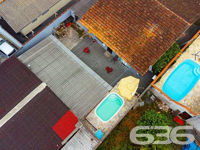 IMÓVEL RESIDENCIAL + GALPÃO + EDÍCULA NO BAIRRO VILA NOVA EM JOINVILLE - ESTUDA PERMUTA
Essa é uma super oportunidade para você! O terreno que faz frente para duas ruas possui 1.067,74m² de área total, situado em ótima localização no bairro Vila Nova - próximo ao terminal de ônibus, mercados, escolas, panificadoras, verdureiras, lojas comerciais e outras tantas comodidades ao redor.
A parte da frente conta com uma casa térrea de 126m² de área construída e garagem com 42m², tendo em sua composição 3 dormitórios confortáveis, banheiro social, cozinha, sala de estar, lavanderia + um espaço de 1,30 x 1,50 metros (que pode ser feito mais um banheiro).
A parte de trás conta com uma edícula de 5 x 10 metros (sendo uma ótima área de festas com churrasqueira) + piscina para aproveitar os dias de sol e calor + galpão de 10 x 10 metros + cobertura de 20 x 5 metros.
Esse é um imóvel que possui tudo e mais um pouco! Por isso, não perca essa grande chance de ter tudo aquilo que sonhou!
Agende sua visita com um de nossos corretores agora mesmo.
Fale conosco e saiba mais:
Telefone: (47) 3451-0636
WhatsApp: (47) 99190-0636
Imobiliária 636