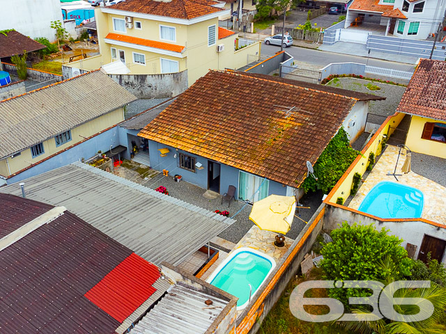 IMÓVEL RESIDENCIAL + GALPÃO + EDÍCULA NO BAIRRO VILA NOVA EM JOINVILLE - ESTUDA PERMUTA
Essa é uma super oportunidade para você! O terreno que faz frente para duas ruas possui 1.067,74m² de área total, situado em ótima localização no bairro Vila Nova - próximo ao terminal de ônibus, mercados, escolas, panificadoras, verdureiras, lojas comerciais e outras tantas comodidades ao redor.
A parte da frente conta com uma casa térrea de 126m² de área construída e garagem com 42m², tendo em sua composição 3 dormitórios confortáveis, banheiro social, cozinha, sala de estar, lavanderia + um espaço de 1,30 x 1,50 metros (que pode ser feito mais um banheiro).
A parte de trás conta com uma edícula de 5 x 10 metros (sendo uma ótima área de festas com churrasqueira) + piscina para aproveitar os dias de sol e calor + galpão de 10 x 10 metros + cobertura de 20 x 5 metros.
Esse é um imóvel que possui tudo e mais um pouco! Por isso, não perca essa grande chance de ter tudo aquilo que sonhou!
Agende sua visita com um de nossos corretores agora mesmo.
Fale conosco e saiba mais:
Telefone: (47) 3451-0636
WhatsApp: (47) 99190-0636
Imobiliária 636