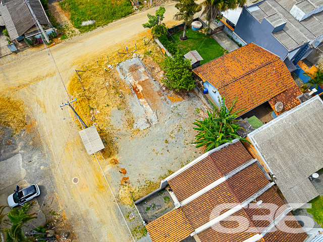 TERRENO DE ESQUINA À VENDA NO BAIRRO ITINGA, ARAQUARI
Apresentamos um terreno de esquina espaçoso, abrangendo uma área total de 417,28m², com uma abertura de 20,42 metros. Esta propriedade é ideal para construtores ou empreendimentos residenciais multifamiliares.
A localização é privilegiada no bairro Itinga, Araquari, com proximidade de supermercados, restaurantes, parque aquático, opções de transporte público, lojas comerciais e uma variedade de serviços disponíveis na região.
Não perca essa grande oportunidade! Fale com um de nossos corretores agora mesmo e saiba mais sobre esse excelente lote.
Tire seus planos do papel e conte com a 636 para realizá-los.
Telefone: (47) 3451-0636
WhatsApp: (47) 99190-0636
Imobiliária 636.