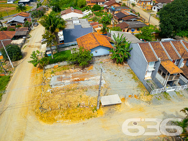 TERRENO DE ESQUINA À VENDA NO BAIRRO ITINGA, ARAQUARI
Apresentamos um terreno de esquina espaçoso, abrangendo uma área total de 417,28m², com uma abertura de 20,42 metros. Esta propriedade é ideal para construtores ou empreendimentos residenciais multifamiliares.
A localização é privilegiada no bairro Itinga, Araquari, com proximidade de supermercados, restaurantes, parque aquático, opções de transporte público, lojas comerciais e uma variedade de serviços disponíveis na região.
Não perca essa grande oportunidade! Fale com um de nossos corretores agora mesmo e saiba mais sobre esse excelente lote.
Tire seus planos do papel e conte com a 636 para realizá-los.
Telefone: (47) 3451-0636
WhatsApp: (47) 99190-0636
Imobiliária 636.