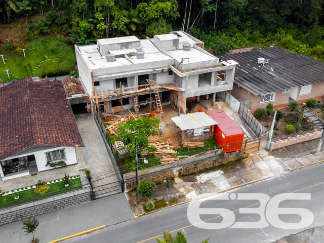 IMÓVEL DE ALTO PADRÃO COM SUÍTE + 2 QUARTOS NO BAIRRO ANITA GARIBALDI
Este é um excelente sobrado com aproximadamente 143m² de área privativa situado em localização privilegiada no bairro Anita Garibaldi, próximo de todas as comodidades necessárias para facilitar sua rotina.
Reunindo sofisticação e glamour, trazendo um ar requintado, sua composição dispõe de ambientes estilosos, com boa iluminação e muito conforto. A aposta em tons pastéis e off white - que ornam muito bem com o preto - trazem o que há de mais moderno para sua vida.
São 3 dormitórios espaçosos (sendo uma belíssima suíte), 2 banheiros, sacada, sala de estar, copa e cozinha conjugada, garagem coberta com vaga para 2 carros e espaço externo com churrasqueira - perfeito para receber bem os convidados e proporcionar uma confraternização mais agradável e divertida. Se preferir, pode-se instalar uma proveitosa jacuzzi para tornar seus dias ainda melhores.
Ficou interessado? Então não perca essa grande chance de mudar de vida! Fale com um de nossos corretores agora mesmo.
Previsão de entrega: 07/2023.
Saiba mais:
Telefone: (47) 3451-0636
WhatsApp: (47) 99190-0636
Imobiliária 636.