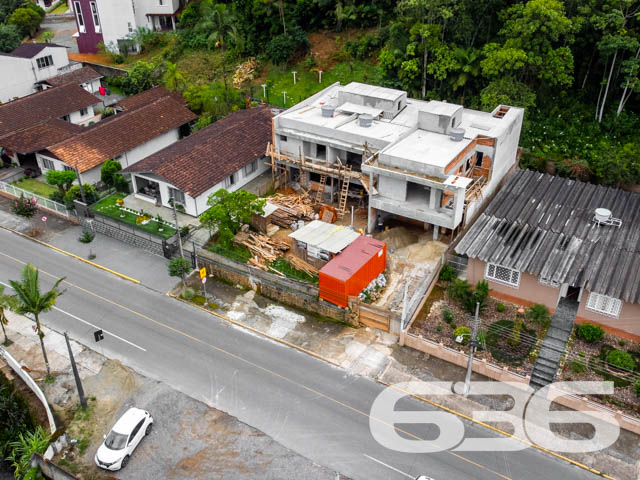 IMÓVEL DE ALTO PADRÃO COM SUÍTE + 2 QUARTOS NO BAIRRO ANITA GARIBALDI
Este é um excelente sobrado com aproximadamente 143m² de área privativa situado em localização privilegiada no bairro Anita Garibaldi, próximo de todas as comodidades necessárias para facilitar sua rotina.
Reunindo sofisticação e glamour, trazendo um ar requintado, sua composição dispõe de ambientes estilosos, com boa iluminação e muito conforto. A aposta em tons pastéis e off white - que ornam muito bem com o preto - trazem o que há de mais moderno para sua vida.
São 3 dormitórios espaçosos (sendo uma belíssima suíte), 2 banheiros, sacada, sala de estar, copa e cozinha conjugada, garagem coberta com vaga para 2 carros e espaço externo com churrasqueira - perfeito para receber bem os convidados e proporcionar uma confraternização mais agradável e divertida. Se preferir, pode-se instalar uma proveitosa jacuzzi para tornar seus dias ainda melhores.
Ficou interessado? Então não perca essa grande chance de mudar de vida! Fale com um de nossos corretores agora mesmo.
Previsão de entrega: 07/2023.
Saiba mais:
Telefone: (47) 3451-0636
WhatsApp: (47) 99190-0636
Imobiliária 636.