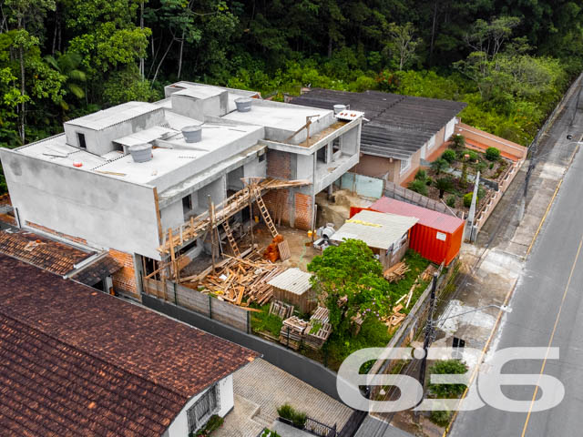IMÓVEL DE ALTO PADRÃO COM SUÍTE + 2 QUARTOS NO BAIRRO ANITA GARIBALDI
Este é um excelente sobrado com aproximadamente 143m² de área privativa situado em localização privilegiada no bairro Anita Garibaldi, próximo de todas as comodidades necessárias para facilitar sua rotina.
Reunindo sofisticação e glamour, trazendo um ar requintado, sua composição dispõe de ambientes estilosos, com boa iluminação e muito conforto. A aposta em tons pastéis e off white - que ornam muito bem com o preto - trazem o que há de mais moderno para sua vida.
São 3 dormitórios espaçosos (sendo uma belíssima suíte), 2 banheiros, sacada, sala de estar, copa e cozinha conjugada, garagem coberta com vaga para 2 carros e espaço externo com churrasqueira - perfeito para receber bem os convidados e proporcionar uma confraternização mais agradável e divertida. Se preferir, pode-se instalar uma proveitosa jacuzzi para tornar seus dias ainda melhores.
Ficou interessado? Então não perca essa grande chance de mudar de vida! Fale com um de nossos corretores agora mesmo.
Previsão de entrega: 07/2023.
Saiba mais:
Telefone: (47) 3451-0636
WhatsApp: (47) 99190-0636
Imobiliária 636.