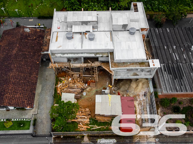 IMÓVEL DE ALTO PADRÃO COM SUÍTE + 2 QUARTOS NO BAIRRO ANITA GARIBALDI
Este é um excelente sobrado com aproximadamente 143m² de área privativa situado em localização privilegiada no bairro Anita Garibaldi, próximo de todas as comodidades necessárias para facilitar sua rotina.
Reunindo sofisticação e glamour, trazendo um ar requintado, sua composição dispõe de ambientes estilosos, com boa iluminação e muito conforto. A aposta em tons pastéis e off white - que ornam muito bem com o preto - trazem o que há de mais moderno para sua vida.
São 3 dormitórios espaçosos (sendo uma belíssima suíte), 2 banheiros, sacada, sala de estar, copa e cozinha conjugada, garagem coberta com vaga para 2 carros e espaço externo com churrasqueira - perfeito para receber bem os convidados e proporcionar uma confraternização mais agradável e divertida. Se preferir, pode-se instalar uma proveitosa jacuzzi para tornar seus dias ainda melhores.
Ficou interessado? Então não perca essa grande chance de mudar de vida! Fale com um de nossos corretores agora mesmo.
Previsão de entrega: 07/2023.
Saiba mais:
Telefone: (47) 3451-0636
WhatsApp: (47) 99190-0636
Imobiliária 636.