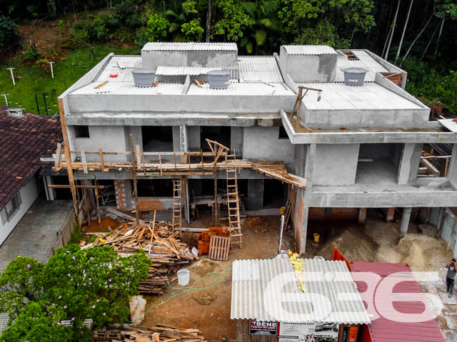 IMÓVEL DE ALTO PADRÃO COM SUÍTE + 2 QUARTOS NO BAIRRO ANITA GARIBALDI
Este é um excelente sobrado com aproximadamente 143m² de área privativa situado em localização privilegiada no bairro Anita Garibaldi, próximo de todas as comodidades necessárias para facilitar sua rotina.
Reunindo sofisticação e glamour, trazendo um ar requintado, sua composição dispõe de ambientes estilosos, com boa iluminação e muito conforto. A aposta em tons pastéis e off white - que ornam muito bem com o preto - trazem o que há de mais moderno para sua vida.
São 3 dormitórios espaçosos (sendo uma belíssima suíte), 2 banheiros, sacada, sala de estar, copa e cozinha conjugada, garagem coberta com vaga para 2 carros e espaço externo com churrasqueira - perfeito para receber bem os convidados e proporcionar uma confraternização mais agradável e divertida. Se preferir, pode-se instalar uma proveitosa jacuzzi para tornar seus dias ainda melhores.
Ficou interessado? Então não perca essa grande chance de mudar de vida! Fale com um de nossos corretores agora mesmo.
Previsão de entrega: 07/2023.
Saiba mais:
Telefone: (47) 3451-0636
WhatsApp: (47) 99190-0636
Imobiliária 636.