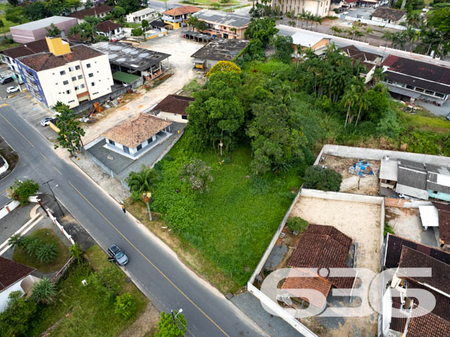 TERRENO À VENDA NO CENTRO DE GARUVA
Apresentamos a você uma rara oportunidade de adquirir um lote com uma generosa área total de 987m², com uma frente de 30 metros, estrategicamente localizado no centro de Garuva. Esta localização privilegiada coloca você a uma curta distância de todas as conveniências essenciais para o seu dia a dia, incluindo supermercados, escolas, padarias, academias, diversas lojas e muito mais.
O terreno, de topografia plana e já devidamente limpo, aguarda ansiosamente seu próximo projeto. Sua localização em uma rua pavimentada proporciona acessibilidade e praticidade adicionais.
Esta é a oportunidade que você esperava para transformar seus planos em realidade. Agora é o momento de dar o primeiro passo em direção à construção dos seus sonhos.
Não deixe escapar essa chance única! Entre em contato com nossa equipe de corretores dedicados para agendar uma visita e obter mais informações.
Para saber mais:
Telefone: (47) 3451-0636
WhatsApp: (47) 99190-0636
Conte com a expertise da Imobiliária 636 para realizar seus projetos imobiliários com sucesso.