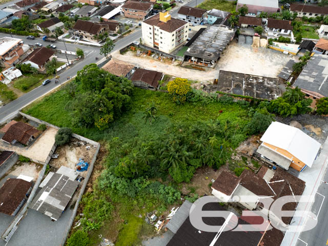 TERRENO À VENDA NO CENTRO DE GARUVA
Apresentamos a você uma rara oportunidade de adquirir um lote com uma generosa área total de 987m², com uma frente de 30 metros, estrategicamente localizado no centro de Garuva. Esta localização privilegiada coloca você a uma curta distância de todas as conveniências essenciais para o seu dia a dia, incluindo supermercados, escolas, padarias, academias, diversas lojas e muito mais.
O terreno, de topografia plana e já devidamente limpo, aguarda ansiosamente seu próximo projeto. Sua localização em uma rua pavimentada proporciona acessibilidade e praticidade adicionais.
Esta é a oportunidade que você esperava para transformar seus planos em realidade. Agora é o momento de dar o primeiro passo em direção à construção dos seus sonhos.
Não deixe escapar essa chance única! Entre em contato com nossa equipe de corretores dedicados para agendar uma visita e obter mais informações.
Para saber mais:
Telefone: (47) 3451-0636
WhatsApp: (47) 99190-0636
Conte com a expertise da Imobiliária 636 para realizar seus projetos imobiliários com sucesso.
