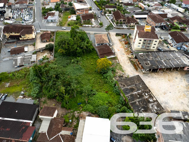 TERRENO À VENDA NO CENTRO DE GARUVA
Apresentamos a você uma rara oportunidade de adquirir um lote com uma generosa área total de 987m², com uma frente de 30 metros, estrategicamente localizado no centro de Garuva. Esta localização privilegiada coloca você a uma curta distância de todas as conveniências essenciais para o seu dia a dia, incluindo supermercados, escolas, padarias, academias, diversas lojas e muito mais.
O terreno, de topografia plana e já devidamente limpo, aguarda ansiosamente seu próximo projeto. Sua localização em uma rua pavimentada proporciona acessibilidade e praticidade adicionais.
Esta é a oportunidade que você esperava para transformar seus planos em realidade. Agora é o momento de dar o primeiro passo em direção à construção dos seus sonhos.
Não deixe escapar essa chance única! Entre em contato com nossa equipe de corretores dedicados para agendar uma visita e obter mais informações.
Para saber mais:
Telefone: (47) 3451-0636
WhatsApp: (47) 99190-0636
Conte com a expertise da Imobiliária 636 para realizar seus projetos imobiliários com sucesso.