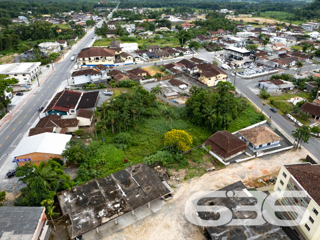TERRENO À VENDA NO CENTRO DE GARUVA
Apresentamos a você uma rara oportunidade de adquirir um lote com uma generosa área total de 987m², com uma frente de 30 metros, estrategicamente localizado no centro de Garuva. Esta localização privilegiada coloca você a uma curta distância de todas as conveniências essenciais para o seu dia a dia, incluindo supermercados, escolas, padarias, academias, diversas lojas e muito mais.
O terreno, de topografia plana e já devidamente limpo, aguarda ansiosamente seu próximo projeto. Sua localização em uma rua pavimentada proporciona acessibilidade e praticidade adicionais.
Esta é a oportunidade que você esperava para transformar seus planos em realidade. Agora é o momento de dar o primeiro passo em direção à construção dos seus sonhos.
Não deixe escapar essa chance única! Entre em contato com nossa equipe de corretores dedicados para agendar uma visita e obter mais informações.
Para saber mais:
Telefone: (47) 3451-0636
WhatsApp: (47) 99190-0636
Conte com a expertise da Imobiliária 636 para realizar seus projetos imobiliários com sucesso.