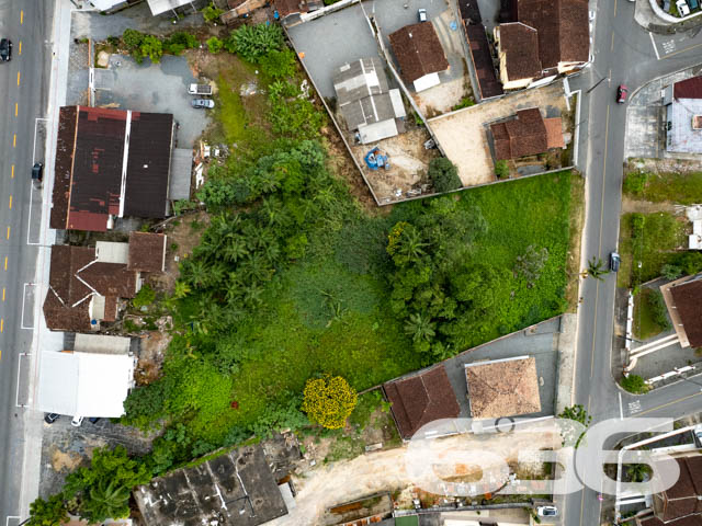 TERRENO À VENDA NO CENTRO DE GARUVA
Apresentamos a você uma rara oportunidade de adquirir um lote com uma generosa área total de 987m², com uma frente de 30 metros, estrategicamente localizado no centro de Garuva. Esta localização privilegiada coloca você a uma curta distância de todas as conveniências essenciais para o seu dia a dia, incluindo supermercados, escolas, padarias, academias, diversas lojas e muito mais.
O terreno, de topografia plana e já devidamente limpo, aguarda ansiosamente seu próximo projeto. Sua localização em uma rua pavimentada proporciona acessibilidade e praticidade adicionais.
Esta é a oportunidade que você esperava para transformar seus planos em realidade. Agora é o momento de dar o primeiro passo em direção à construção dos seus sonhos.
Não deixe escapar essa chance única! Entre em contato com nossa equipe de corretores dedicados para agendar uma visita e obter mais informações.
Para saber mais:
Telefone: (47) 3451-0636
WhatsApp: (47) 99190-0636
Conte com a expertise da Imobiliária 636 para realizar seus projetos imobiliários com sucesso.